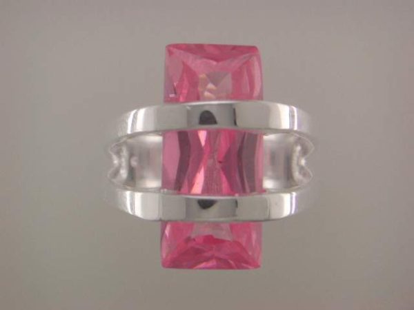 STERLING SILVER PINK SWAROVSKI CRYSTAL RING. 11.9 GRAMS.