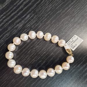 LADIES 14K Y/G, 9MM PEARL BRACELET WITH AN 14K ANTIQUE CLASP. 7 INCHES IN LENGTH.