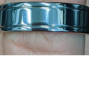MEN'S POLISHED TITANIUM, RIDGED WEDDING BAND. SIZE 10.