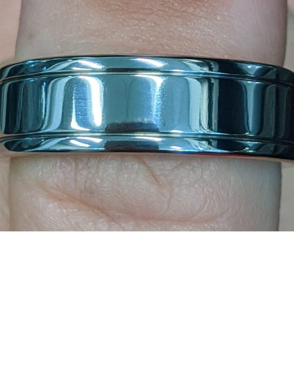 MEN'S POLISHED TITANIUM, RIDGED WEDDING BAND. SIZE 10.