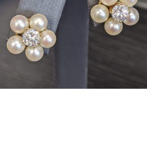 PAIR OF 14KT Y/G STUDS, EACH WITH A CENTRAL FULL CUT DIAMOND (40 PTS)(H-I COLOR)(VS-VS1 CLARITY) IN SURROUND OF 5 SMALL WHITE PEARLS WITH PINK LUSTER.(80 PTS TCW) WEIGHS 2.7 DWT.