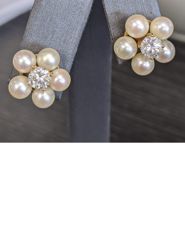 PAIR OF 14KT Y/G STUDS, EACH WITH A CENTRAL FULL CUT DIAMOND (40 PTS)(H-I COLOR)(VS-VS1 CLARITY) IN SURROUND OF 5 SMALL WHITE PEARLS WITH PINK LUSTER.(80 PTS TCW) WEIGHS 2.7 DWT.