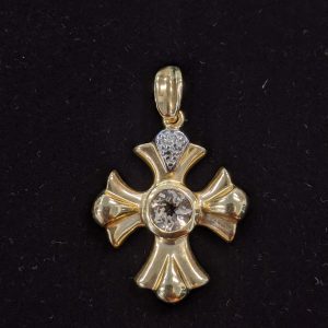 SMALL 14KT Y/G MALTESE-STYLE CROSS PENDANT WITH CENTRAL ROUND FACETED SMOKY TOPAZ AND MELEE DIAMOND ACCENT (2.9 DWT).