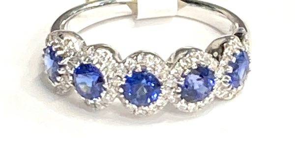 SAPPHIRE AND DIAMOND RING