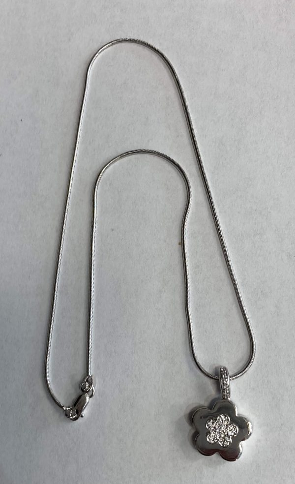 18K WHITE GOLD NECKLACE, 16" CABLE CHAIN WITH DIAMOND FLOWER PENDANT, APPROX 0.25 CT OF ROUND BRILLIANT CUT DIAMONDS PAVE SET DIA. 6.9 DWT