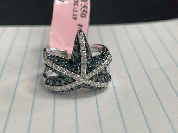 14K WHITE GOLD BLUE AND WHITE DIAMOND STARFISH RING. DIA 0.51PTS BL 2.18CT 7.2DWT