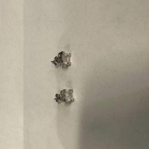 18K WHITE GOLD STUD EARRINGS ROUND BRILLIANT CUT AND BAGUETTE DIAMONDS WEIGHING A TOTAL OF 1.00 CTS.