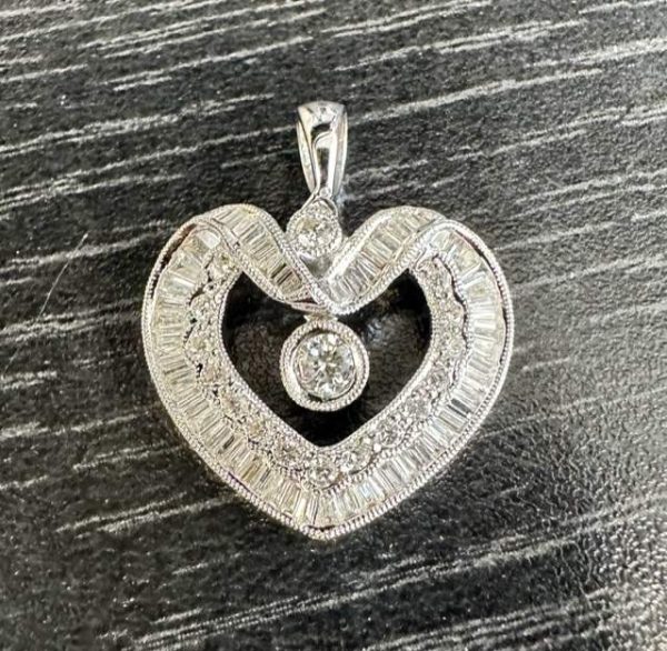 18K W/G HEART PENDANT 1.35 CARAT DIA & BAGUETTES 2.8 PWT