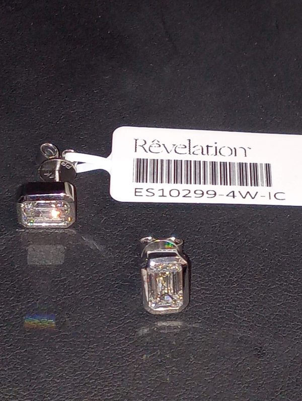 14K WHITE GOLD BEZEL SOL STUD EARRINGS CONTAINING EMERALD CUT 1.97 CTS, COLOR: F-G, CLARITY: VS, 1.9 DWT, IGI# 32J657292405 COMES W/ CERT CARD