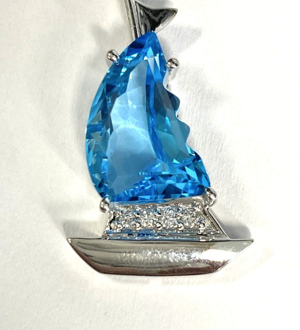 SAILBOAT PENDANT & CHAIN