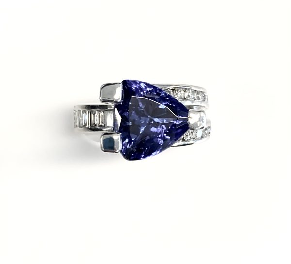 TANZANITE & DIAMONDS RING