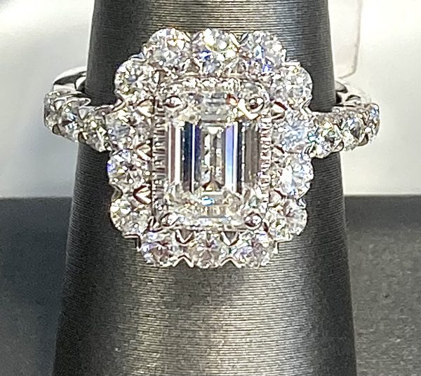 ELEGANT ENGAGEMENT RING